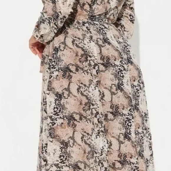 Elegant Snake Print Maxi Dress - Picture 3 of 3